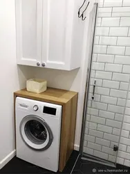 Шкаф барои мошини ҷомашӯӣ дар акси ҳаммом