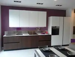 Boshqa rangli fotosuratga ega oq oshxonalar
