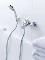 Крани обӣ бо душ барои ҳаммом дар дохили акс