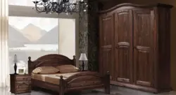 Қатты ағаштан жасалған жатын бөлмелерінің фотосуреті