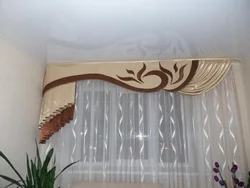 Жатын бөлмесінің фотосындағы ламбрекин тобы