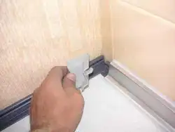 Як мацаваць ліштву да стальніцы і фартуха на кухні фота