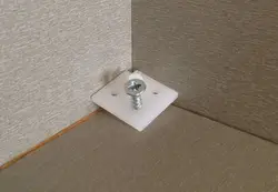 Mətbəx fotoşəkilində bir tezgah və önlükə bir plintus necə yapışdırmaq olar