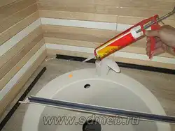 Mətbəx fotoşəkilində bir tezgah və önlükə bir plintus necə yapışdırmaq olar