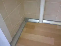 Як мацаваць ліштву да стальніцы і фартуха на кухні фота