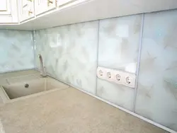 Oshxonadagi fotosuratda plintusni stol usti va apronga qanday ulash kerak