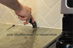 Как крепить плинтус к столешнице и фартуку на кухне фото