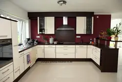 Maun rangidagi oshxonaning ichki qismi