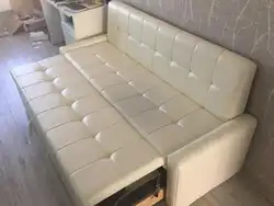 Interyerdə yataq yeri fotoşəkili olan divan