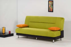 Interyerda uxlash joyi fotosurati bo'lgan divan