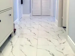 Kitchen and hallway floor design made of porcelain stoneware