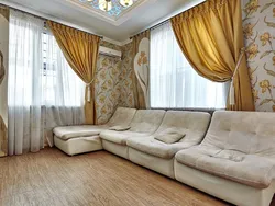 Turli xil derazalar bilan yashash xonasi uchun parda dizayni