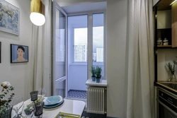 Mətbəxdə pəncərə dizaynı olmayan ancaq balkon qapısı var