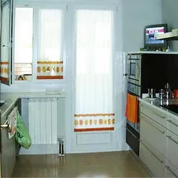 На кухне только балконная дверь без окна дизайн