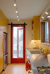 Oshxonada faqat deraza dizaynisiz balkon eshigi mavjud