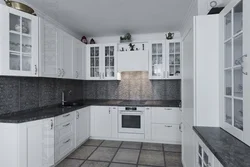 Quyuq stol usti va apron fotosurati bilan kulrang oshxona