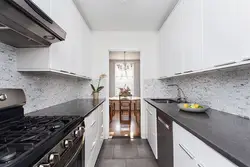 Серая кухня с темной столешницей и фартуком фото