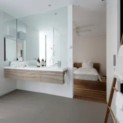Böyük güzgü fotoşəkili ilə hamam dizaynı