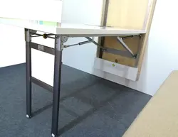 Стол мацуецца да сцяны на кухні фота