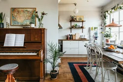 Yashash xonasida pianino fotosurati