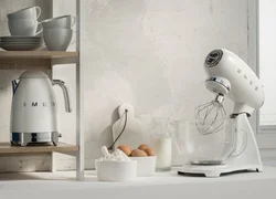 Чайник в интерьере кухни