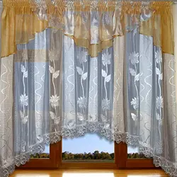 Bir arch fotoşəkili ilə tüldən hazırlanmış qısa mətbəx üçün pərdələr
