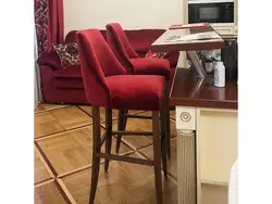 Бордовые стулья в интерьере кухни