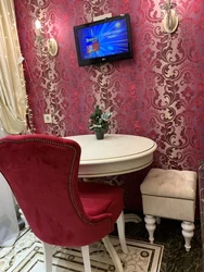 Mətbəx interyerində tünd qırmızı stullar