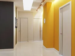 Дәліздің интерьеріндегі сары тұсқағаз