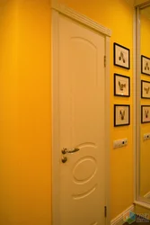 Жоўтыя шпалеры ў інтэр'еры пярэднім пакоі