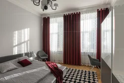 Yataq otağının içərisində qırmızı pərdələr
