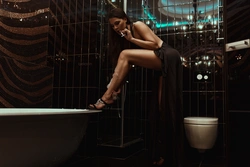 Фото в ванне в одежде