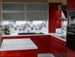 Qırmızı mətbəx üçün backsplash dizaynı