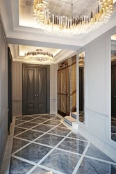 Photo of a mirrored ceiling in the hallway