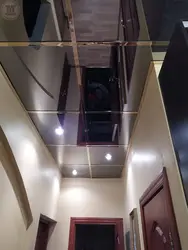 Photo of a mirrored ceiling in the hallway