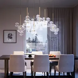 Zamonaviy uslubdagi fotosuratda oshxona yashash xonasi uchun qandil