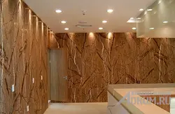 Гибкий камень в интерьере прихожей