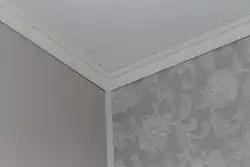 Yataq otağı fotoşəkilində tavan üçün plintlər