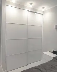 Жатын бөлмесінің фотосуретіндегі аязды шыныдан жасалған шкафтар