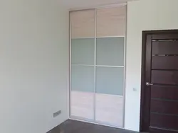 Yotoqxona fotosuratida muzli shisha bilan shkaflar