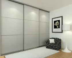 Yataq otağı fotoşəkilində buzlu şüşə ilə qarderoblar