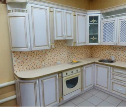 Ошхонаи сафед классикӣ бо тилло патина акс