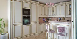 Алтын патинасы бар классикалық ақ ас үй