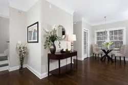 Дохили ҳуҷраи зиндагӣ бо baseboards сафед