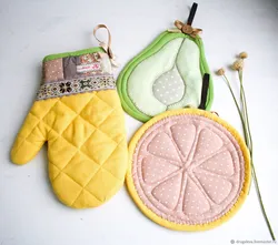 Beautiful oven mitts photo
