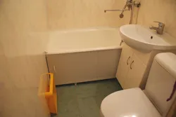Birləşmiş vanna otağının plastik panellərlə bitirilməsi fotoşəkili