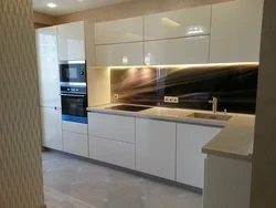 Көлденең жоғарғы шкафтары бар ас үй фотосуреті