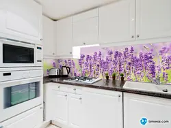 Інтэр'ер кухні з каляровымі фартухамі