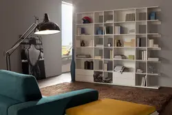 Yashash xonasidagi kitob javonlari fotosurati