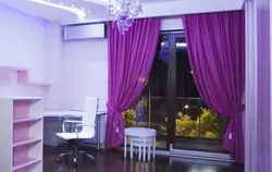 Фиолетовые шторы в интерьере кухни